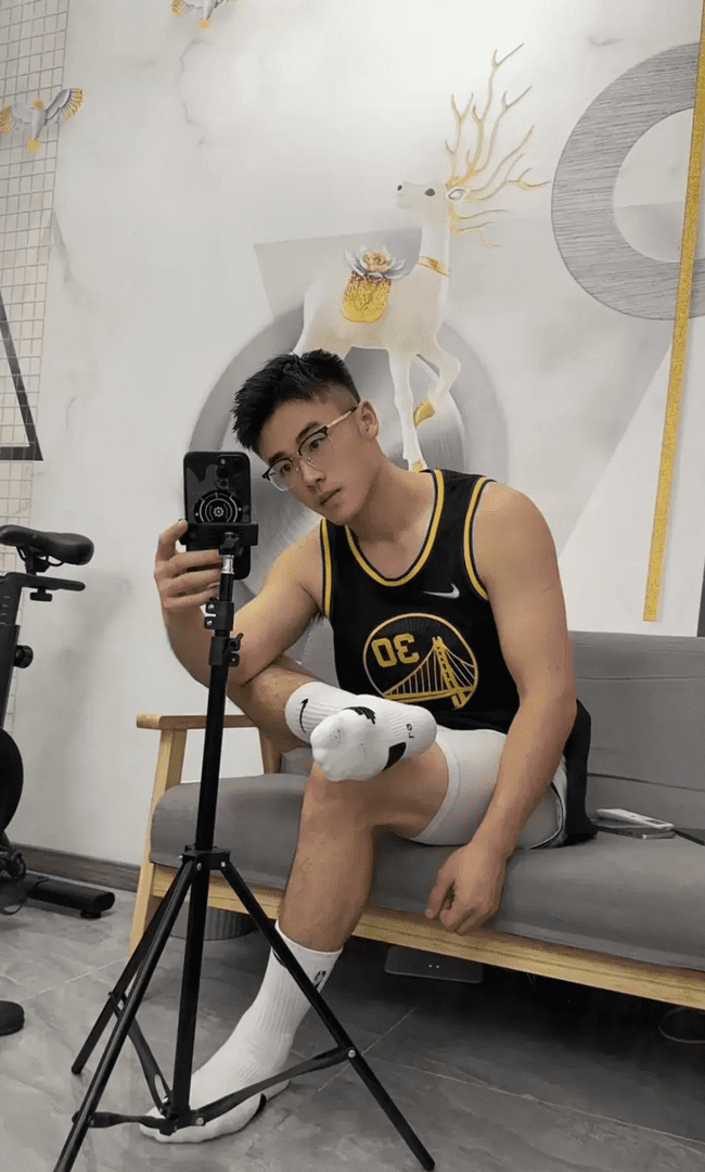  直率调教：山东黑袜小哥的鞭子你 Hold 住吗？