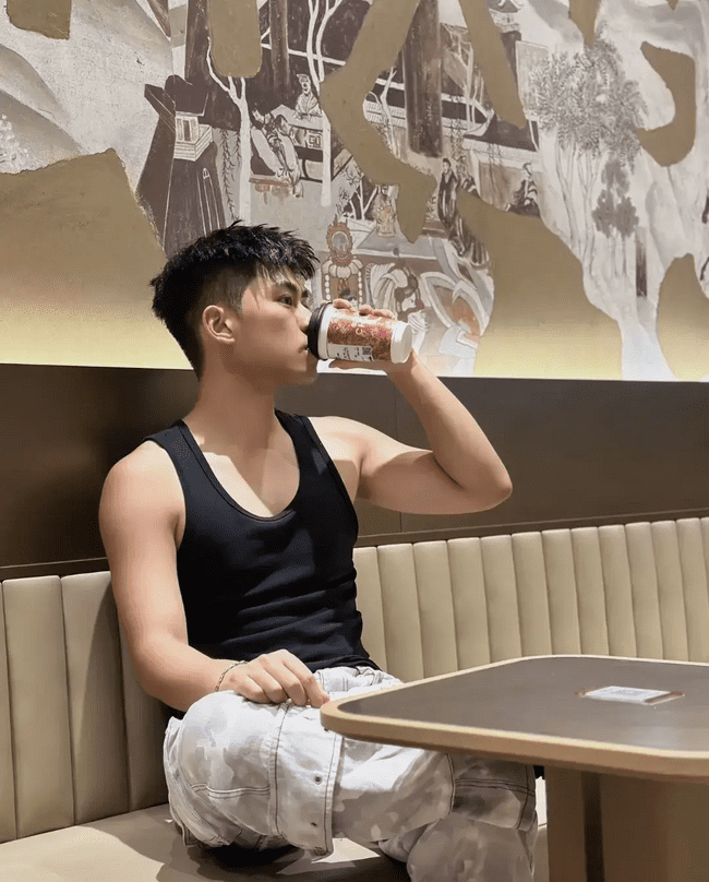 185cm 优质男大，18 岁少年郎的放纵时光 