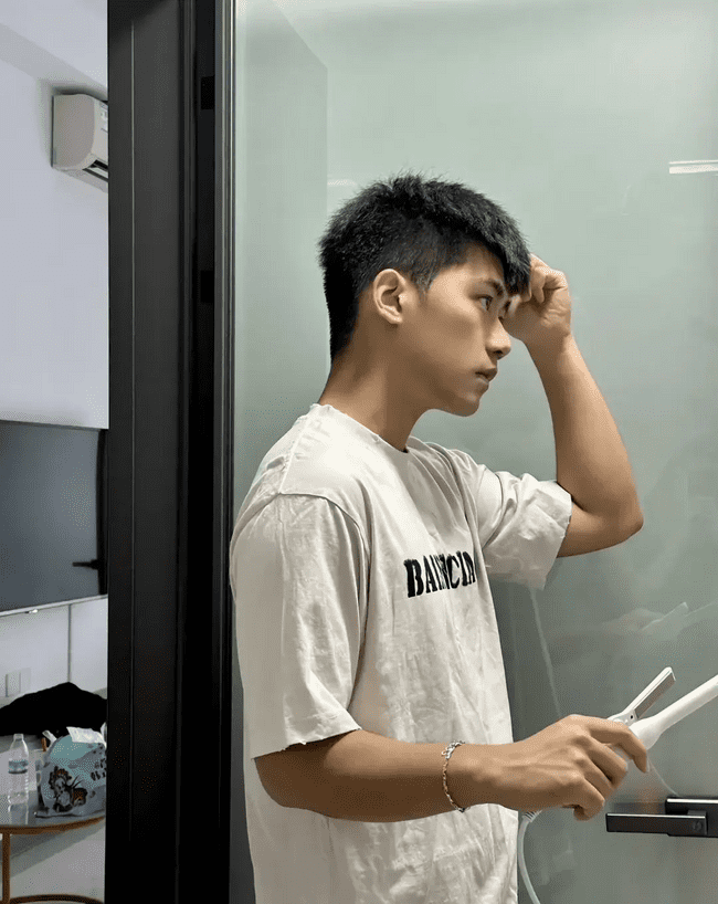185cm 优质男大，18 岁少年郎的放纵时光 