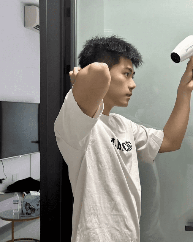 185cm 优质男大，18 岁少年郎的放纵时光 