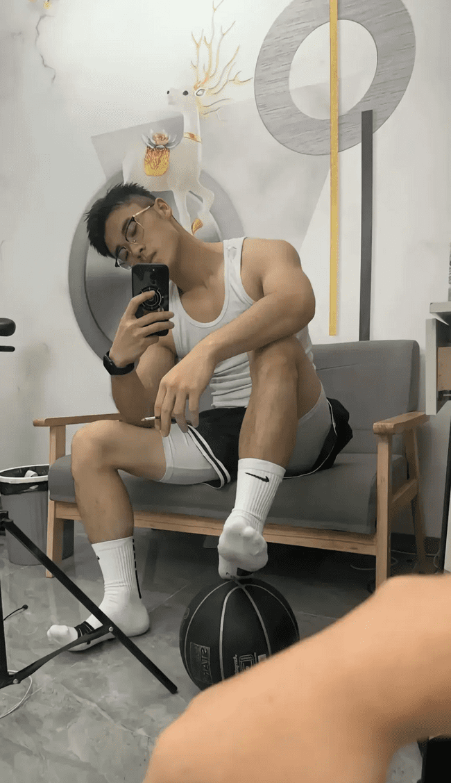  直率调教：山东黑袜小哥的鞭子你 Hold 住吗？