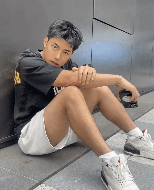 185cm 优质男大，18 岁少年郎的放纵时光 