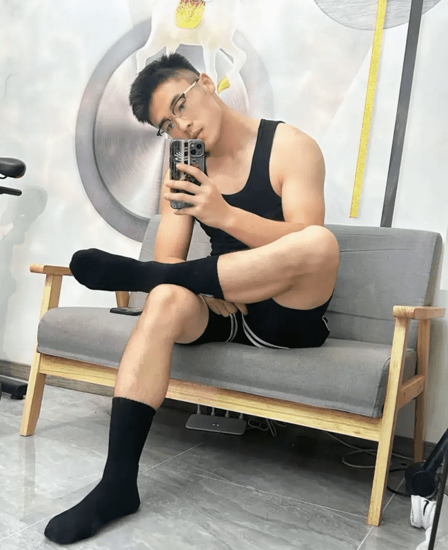  直率调教：山东黑袜小哥的鞭子你 Hold 住吗？