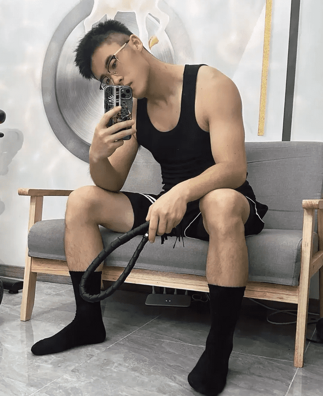  直率调教：山东黑袜小哥的鞭子你 Hold 住吗？