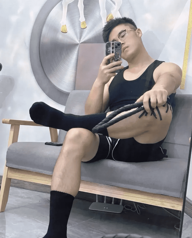  直率调教：山东黑袜小哥的鞭子你 Hold 住吗？