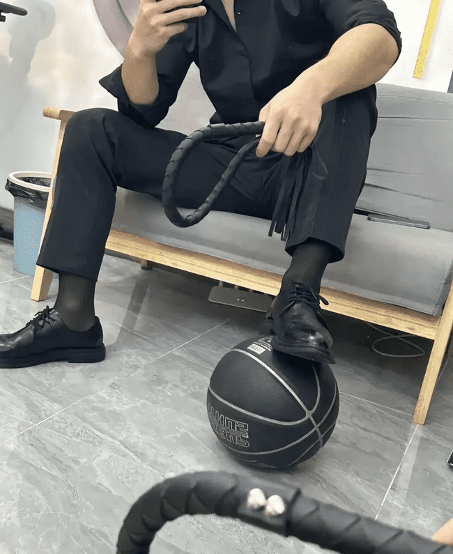  直率调教：山东黑袜小哥的鞭子你 Hold 住吗？