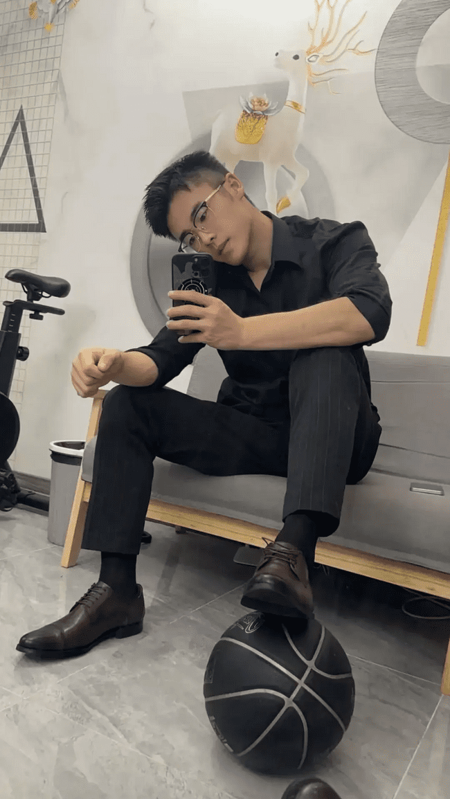  直率调教：山东黑袜小哥的鞭子你 Hold 住吗？