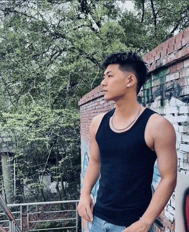 185cm 优质男大，18 岁少年郎的放纵时光 