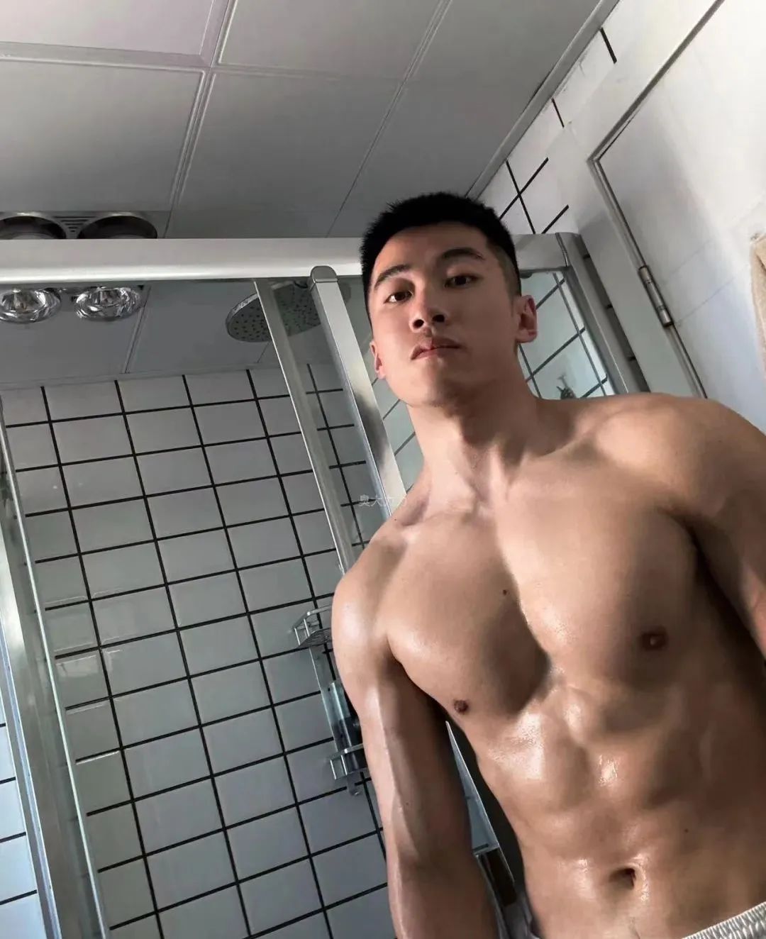 19cm 洗澡肌肉帅哥自拍私照流出，居然不打码！