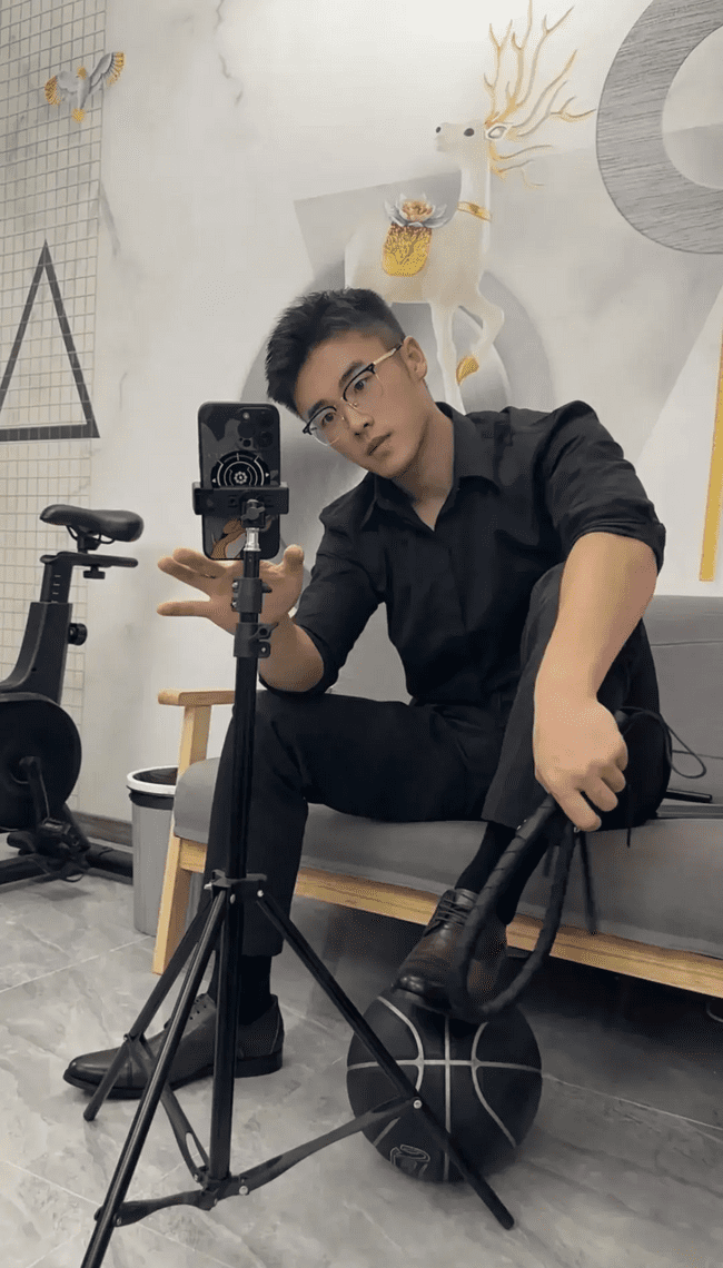  直率调教：山东黑袜小哥的鞭子你 Hold 住吗？