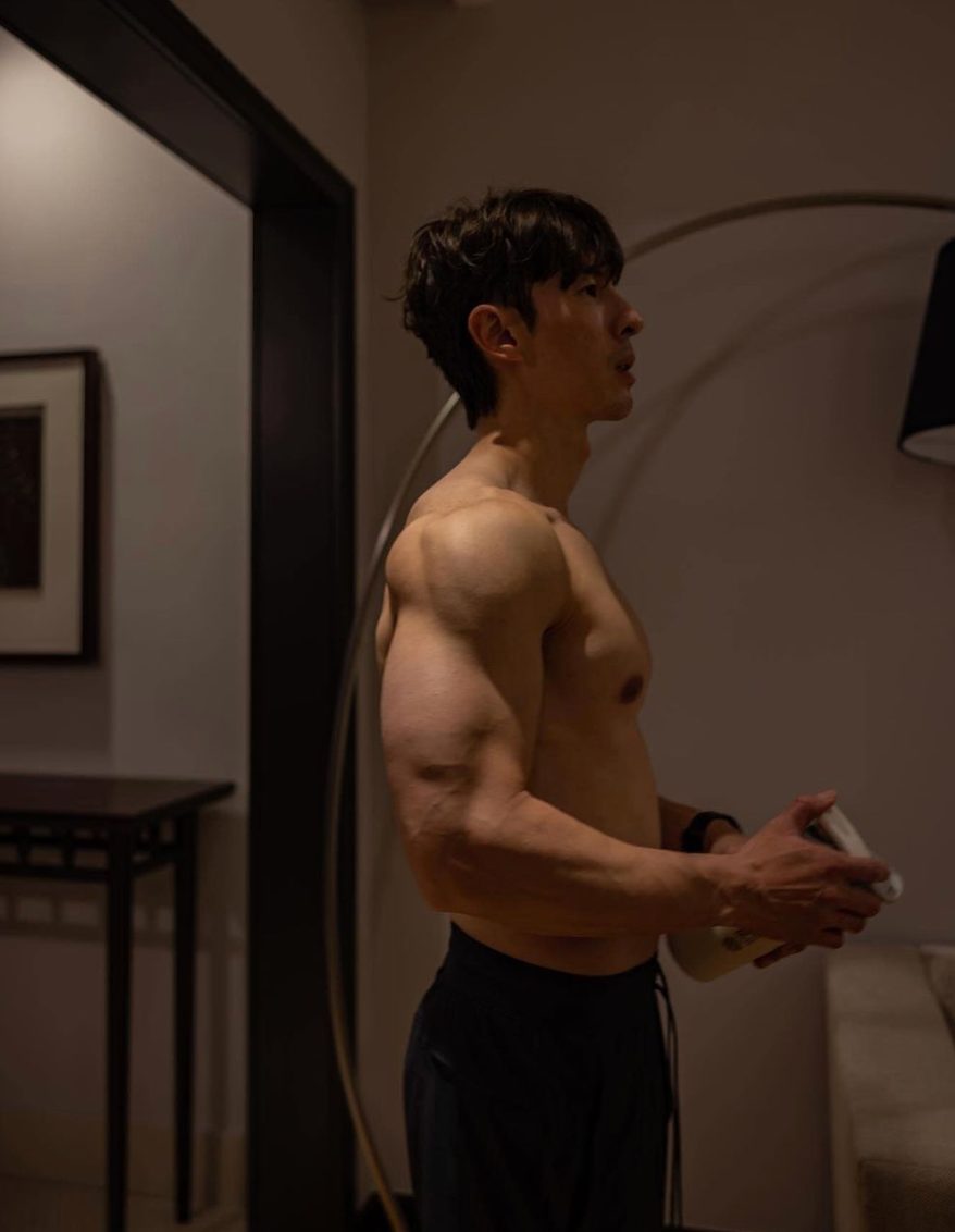 歌手陈势安穿贴身运动裤实力强大被发现！他还拍过男色写真？？