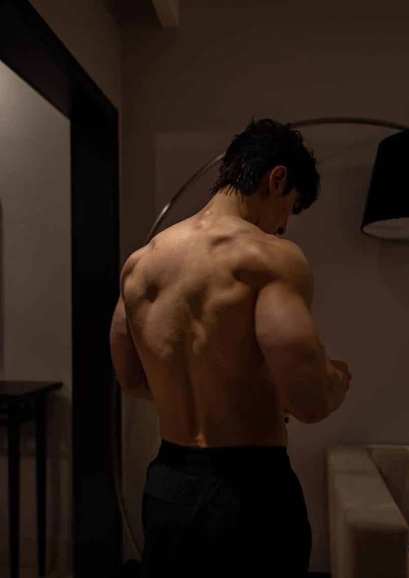 歌手陈势安穿贴身运动裤实力强大被发现！他还拍过男色写真？？