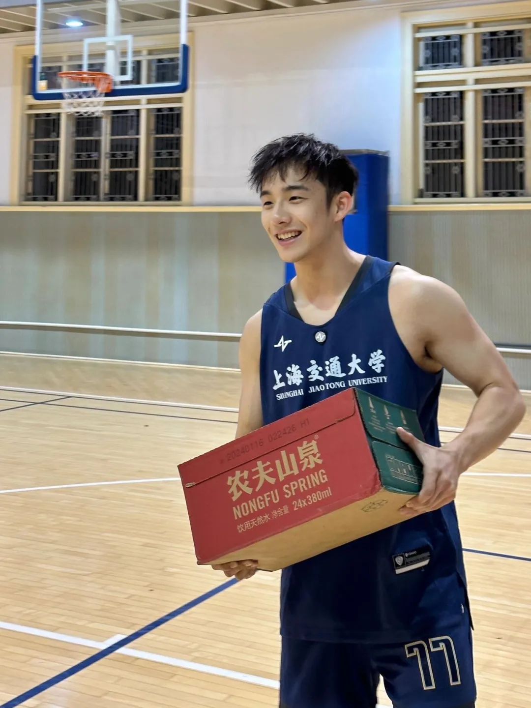  黑袜塞给粉丝，188cm 他的室友都是体育生 
