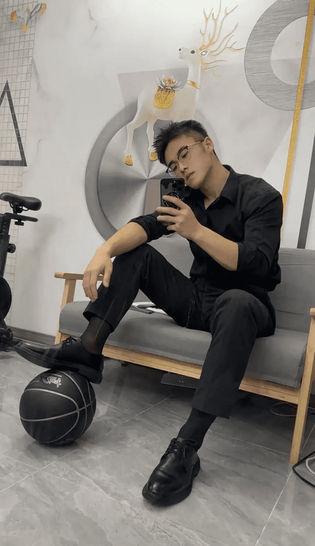  直率调教：山东黑袜小哥的鞭子你 Hold 住吗？