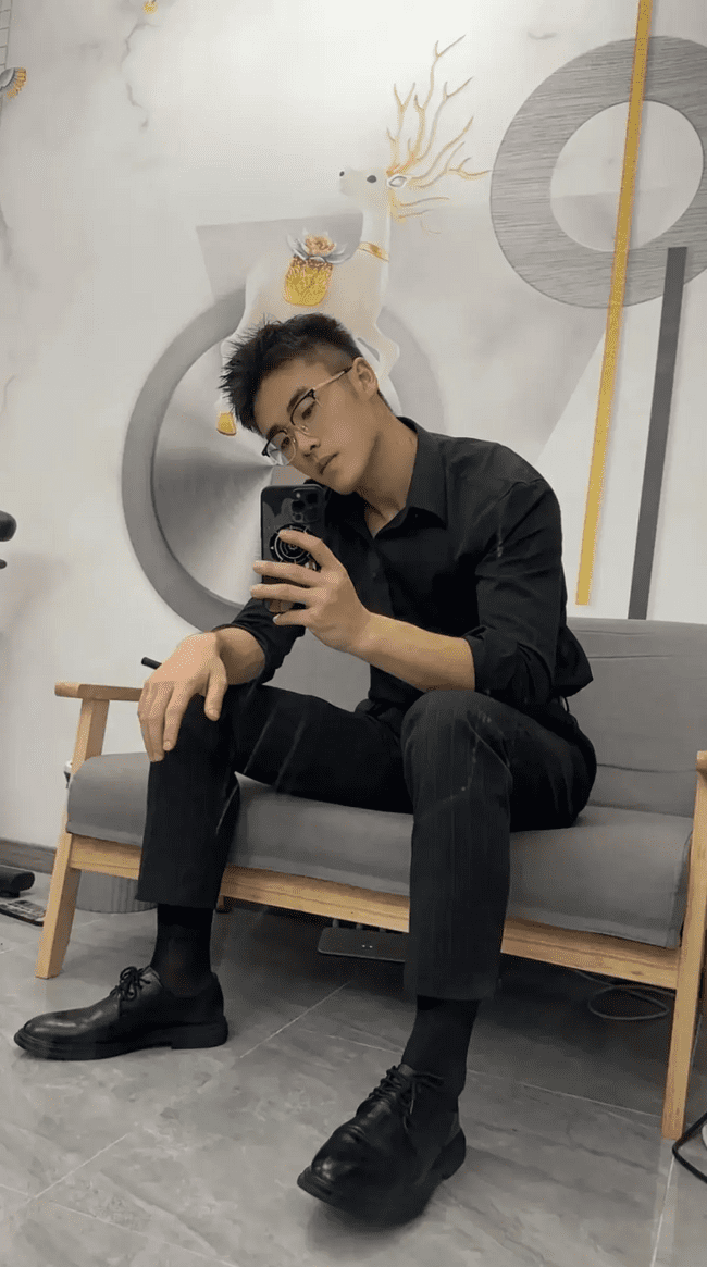  直率调教：山东黑袜小哥的鞭子你 Hold 住吗？