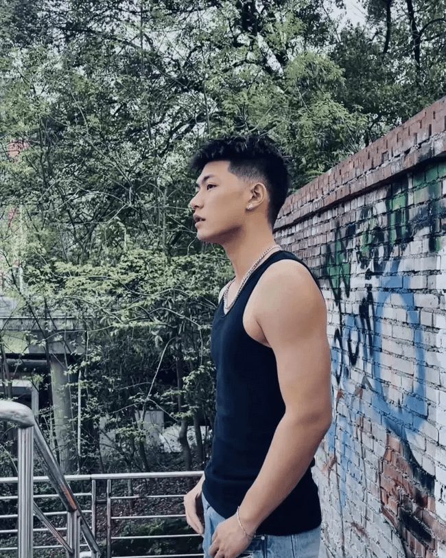 185cm 优质男大，18 岁少年郎的放纵时光 