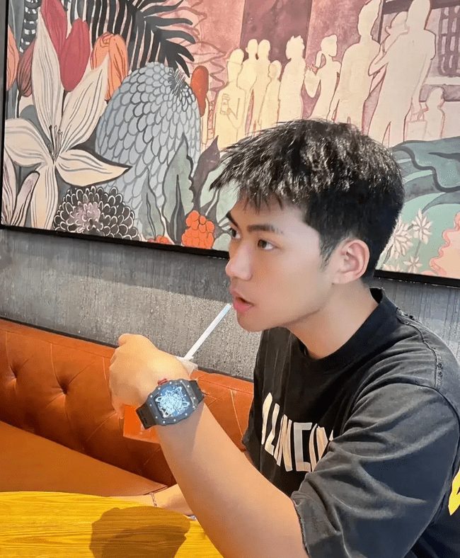 185cm 优质男大，18 岁少年郎的放纵时光 