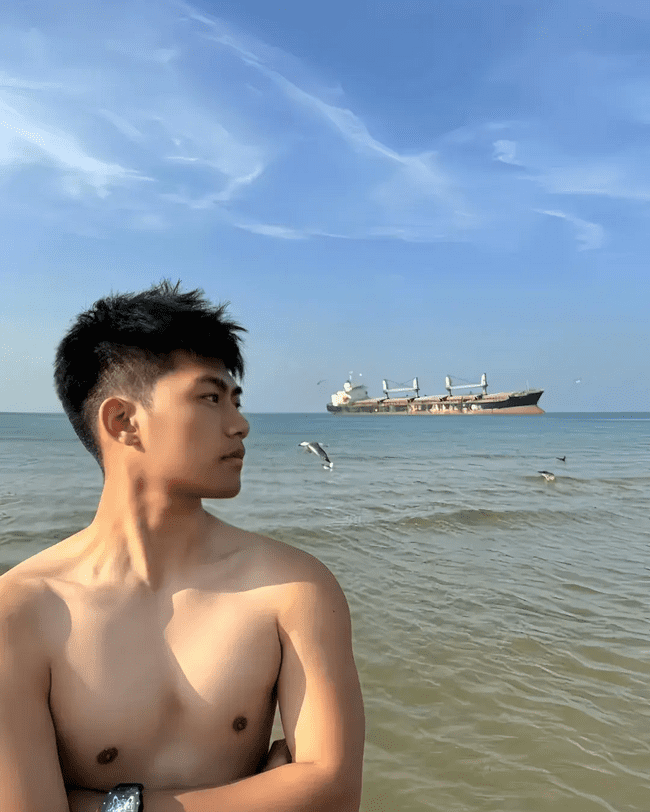 185cm 优质男大，18 岁少年郎的放纵时光 
