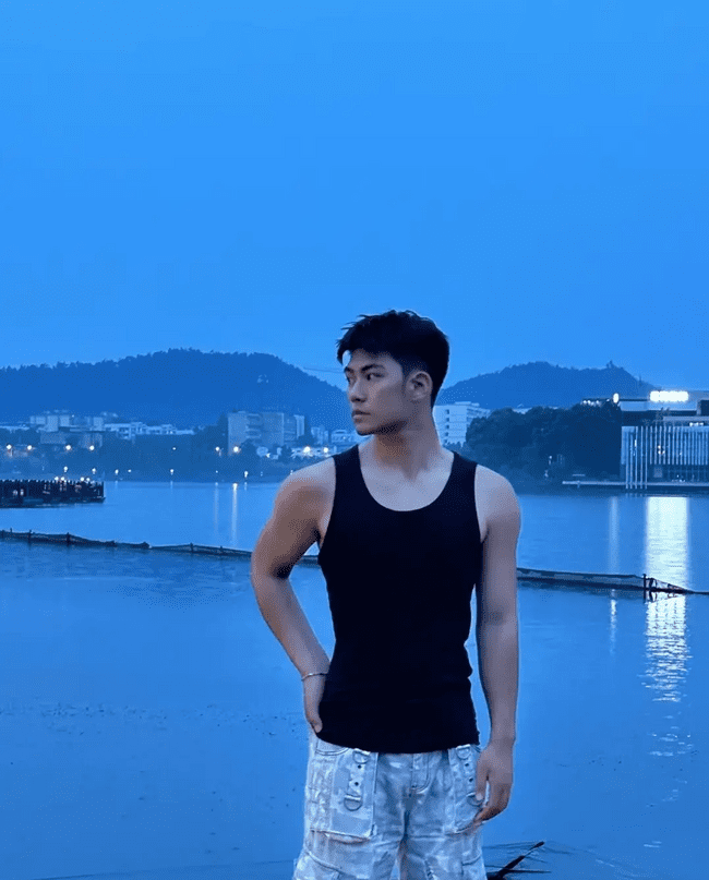 185cm 优质男大，18 岁少年郎的放纵时光 
