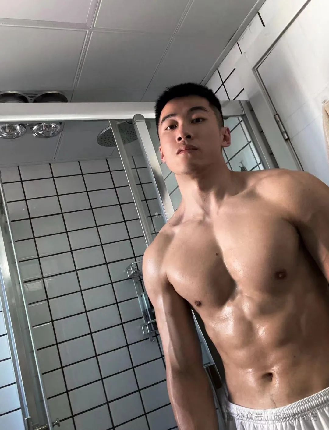  洗澡间自拍私照流出的翘臀男居然是他？不打码爆棚了！