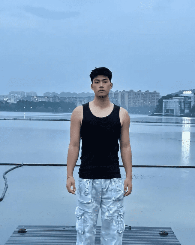 185cm 优质男大,18 岁少年郎的放纵时光 185cm 优质男大,18 岁少年郎的放纵时光