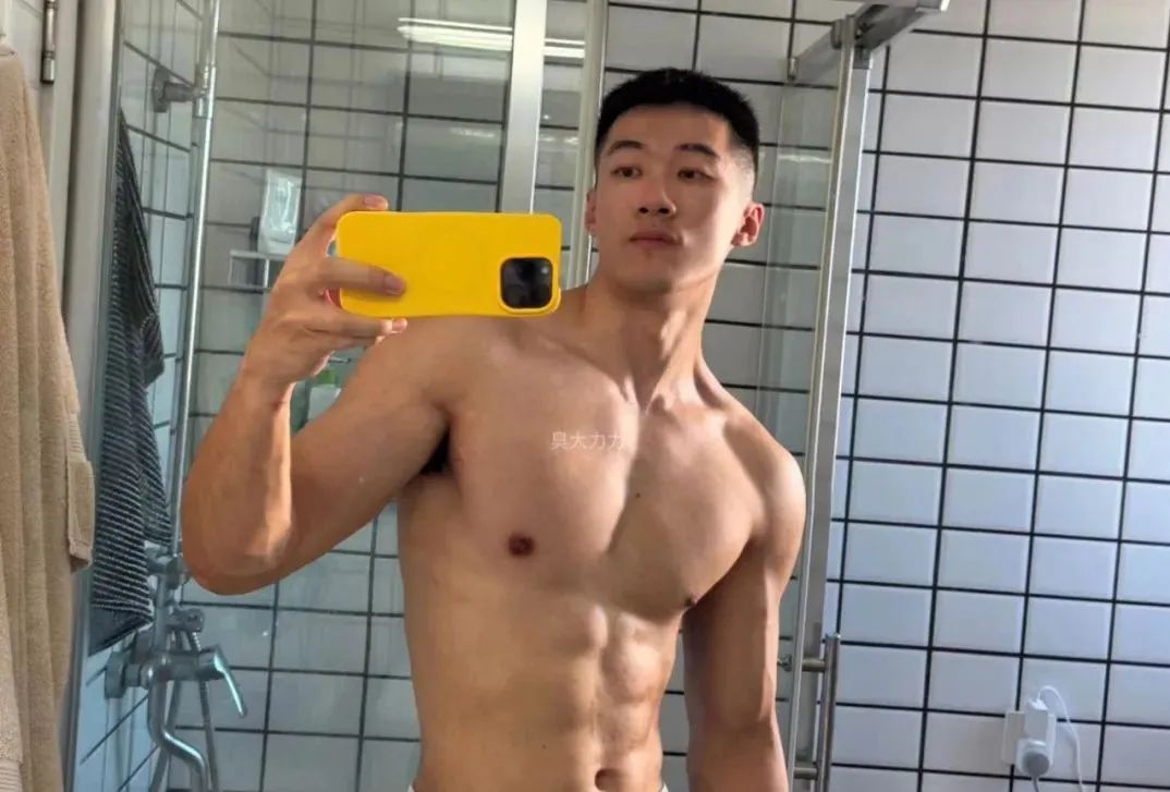 19cm 洗澡肌肉帅哥自拍私照流出，居然不打码！