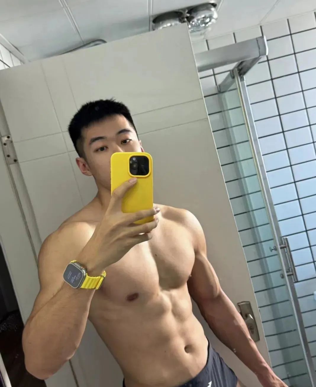 19cm 洗澡肌肉帅哥自拍私照流出，居然不打码！