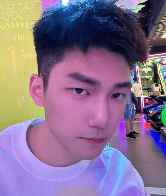  素颜也难掩帅气，摩羯小哥哥的顶级搭配秀 