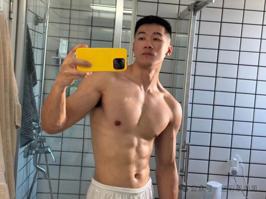  洗澡间自拍私照流出的翘臀男居然是他？不打码爆棚了！