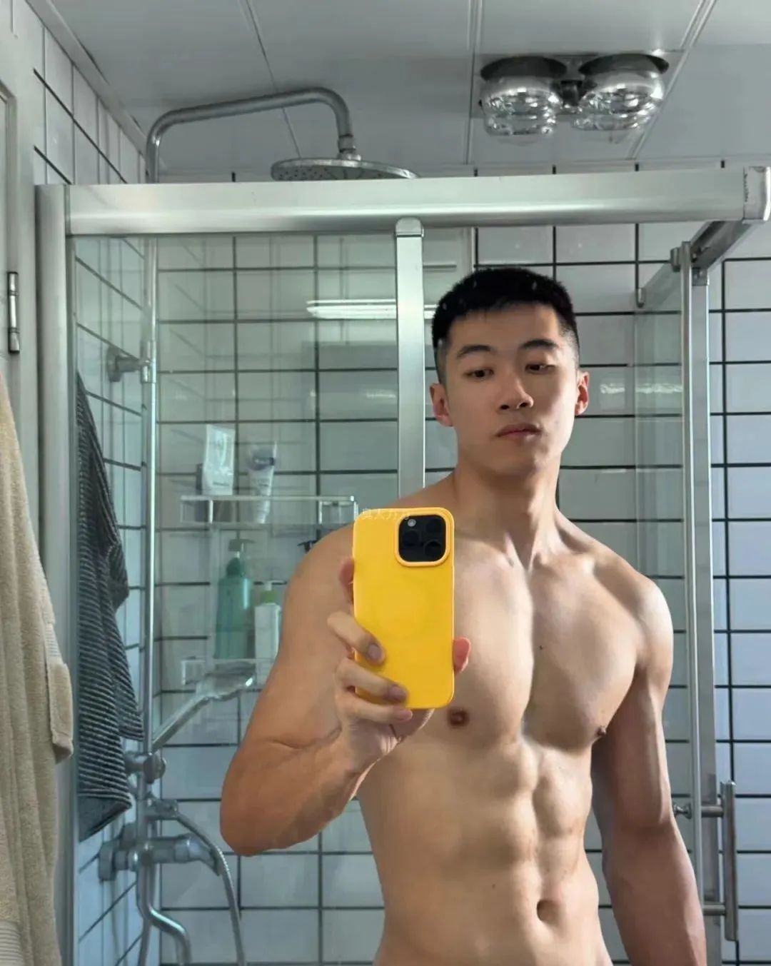 19cm 洗澡肌肉帅哥自拍私照流出，居然不打码！