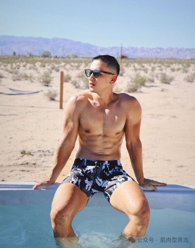 30 岁健身天菜学长，回校分享健身职涯，这麒麟臂和完美胸，学弟学妹看写真都不谈定