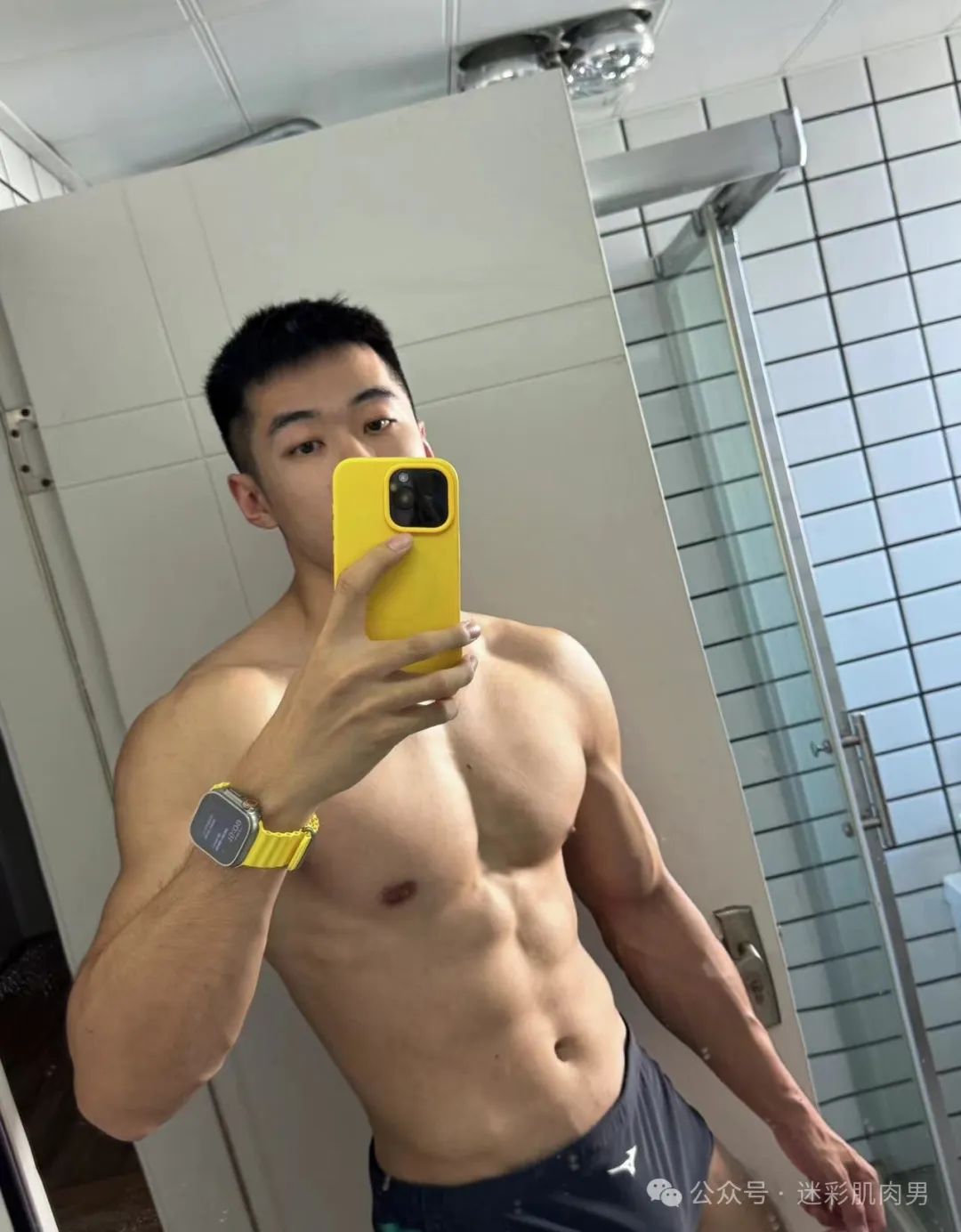  洗澡间自拍私照流出的翘臀男居然是他？不打码爆棚了！