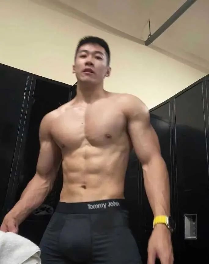19cm 洗澡肌肉帅哥自拍私照流出，居然不打码！