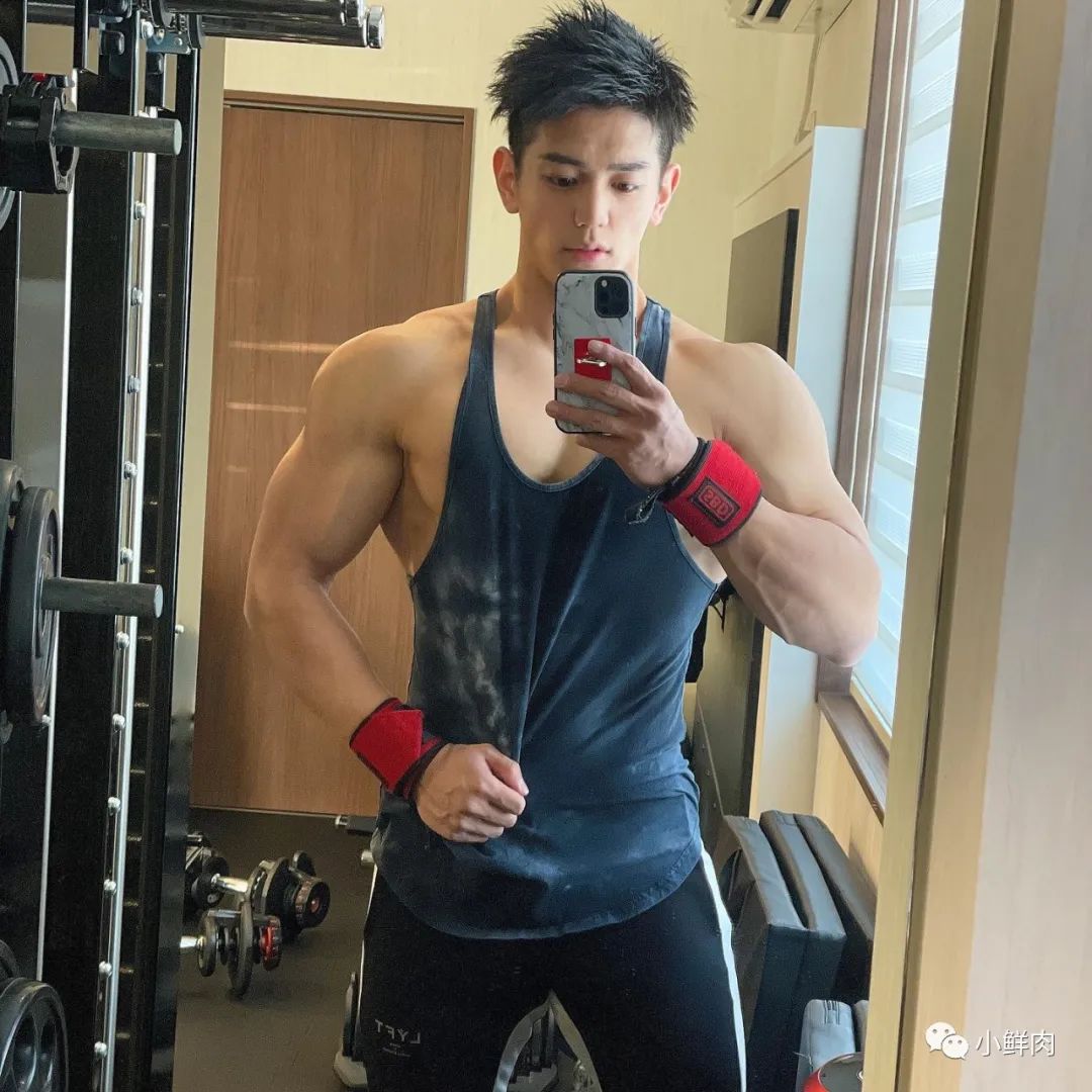 推特网红肌肉爸爸私教课卖五百，约的都是男顾客值吗？