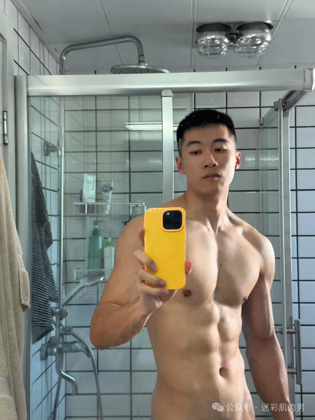  洗澡间自拍私照流出的翘臀男居然是他？不打码爆棚了！