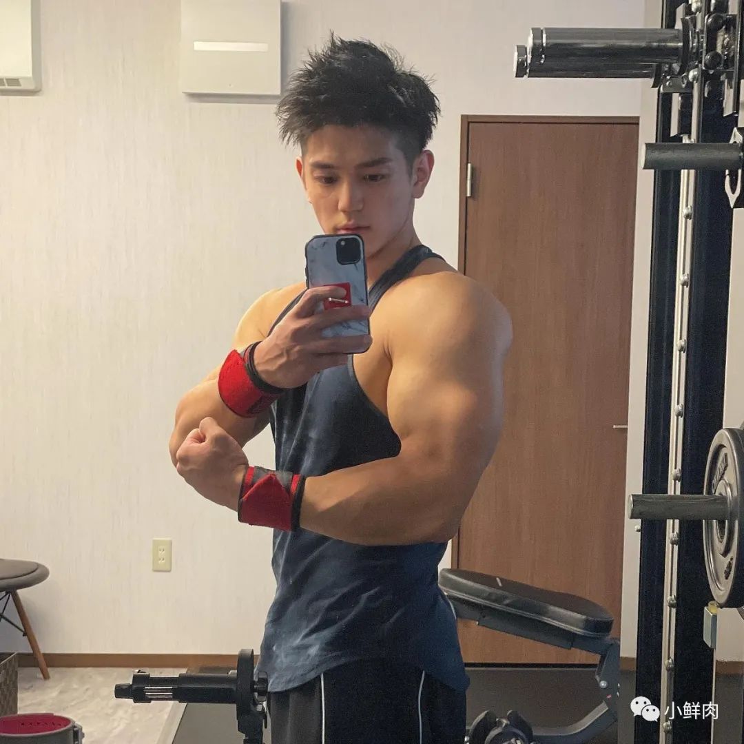 推特网红肌肉爸爸私教课卖五百，约的都是男顾客值吗？
