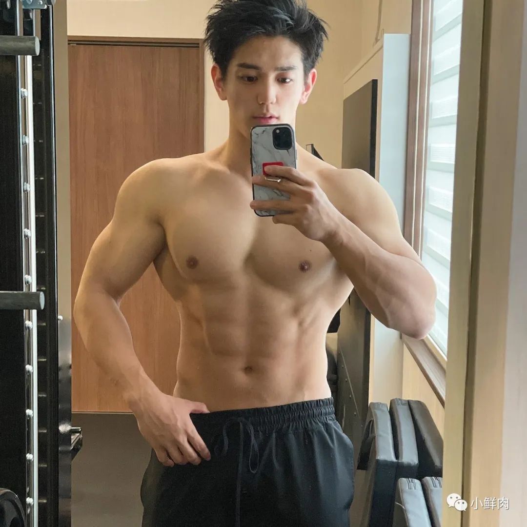 推特网红肌肉爸爸私教课卖五百，约的都是男顾客值吗？