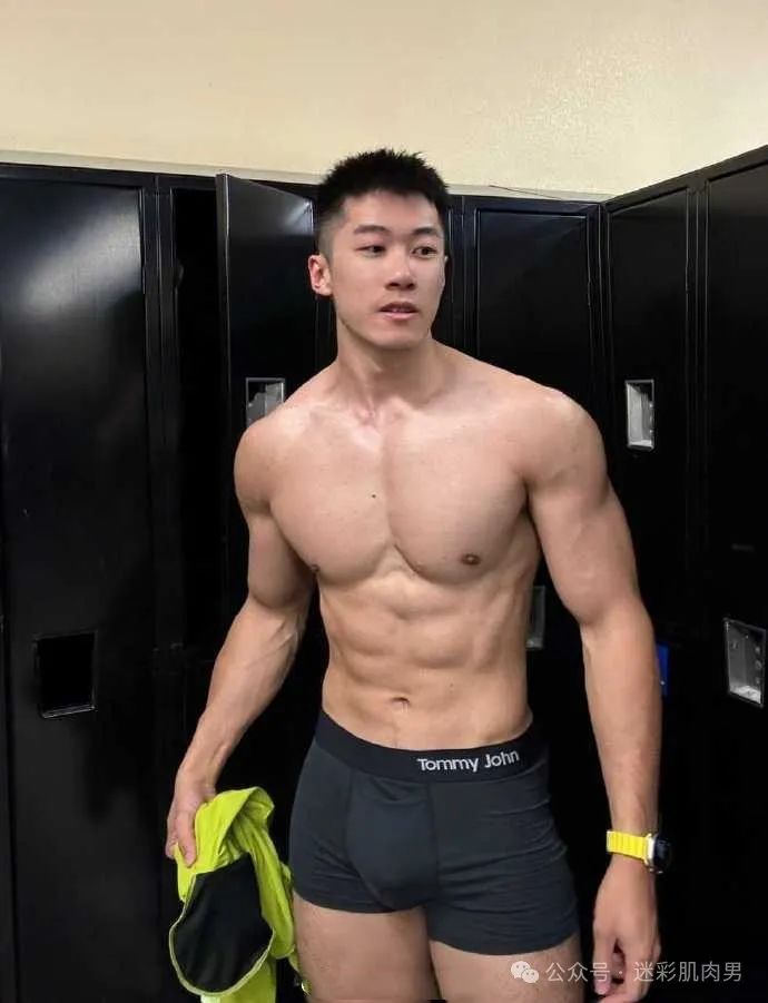  洗澡间自拍私照流出的翘臀男居然是他？不打码爆棚了！