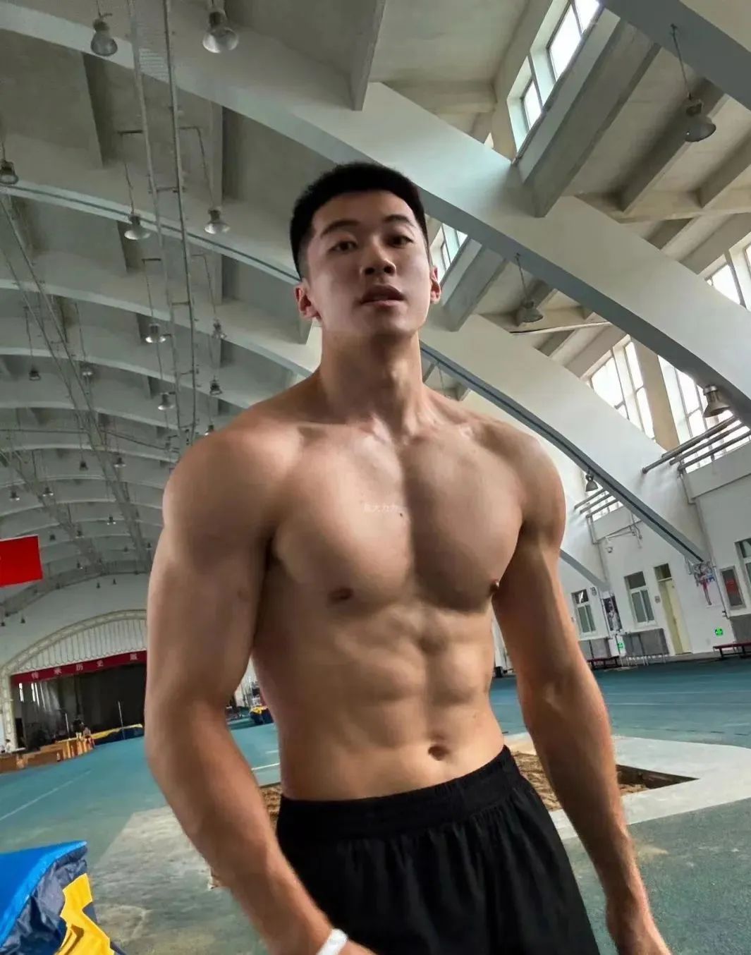 19cm 洗澡肌肉帅哥自拍私照流出，居然不打码！
