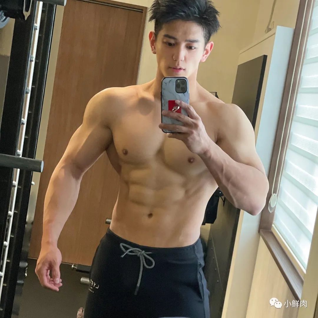 推特网红肌肉爸爸私教课卖五百，约的都是男顾客值吗？