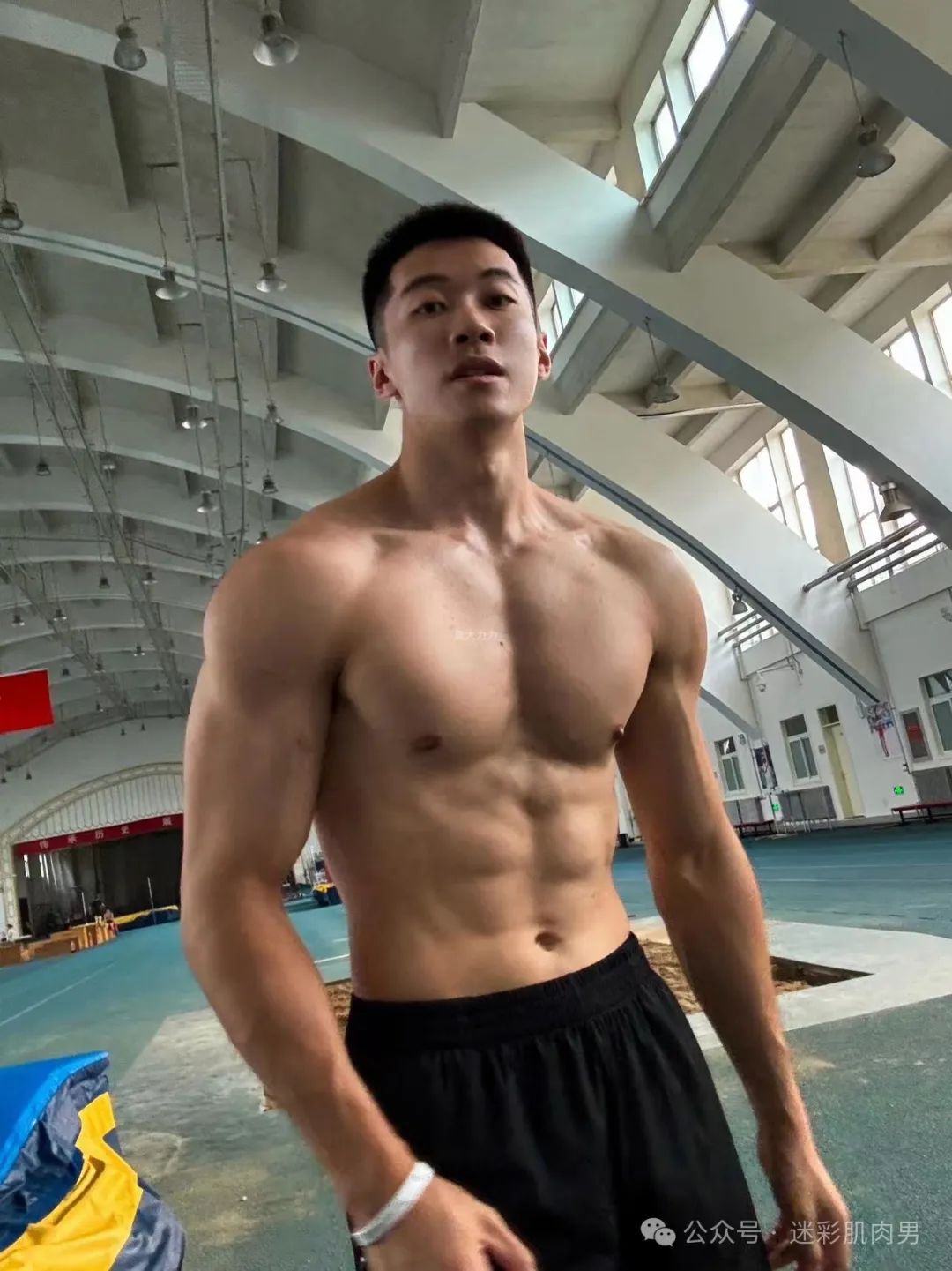  洗澡间自拍私照流出的翘臀男居然是他？不打码爆棚了！