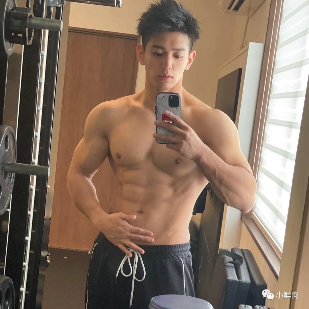 推特网红肌肉爸爸私教课卖五百，约的都是男顾客值吗？