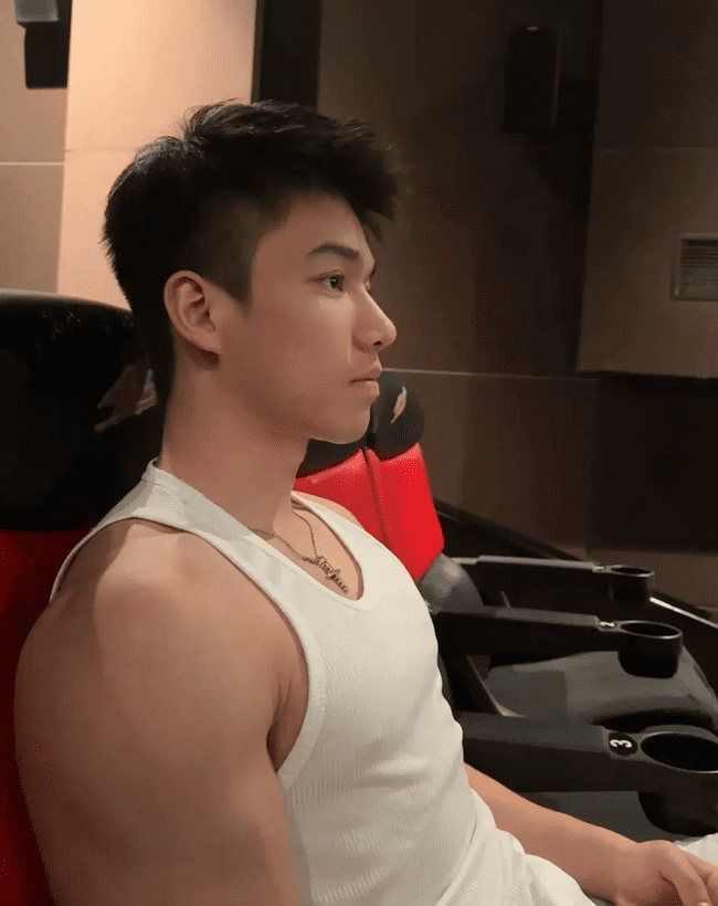 23 岁篮球体育生，让人无法抗拒的完美男友 