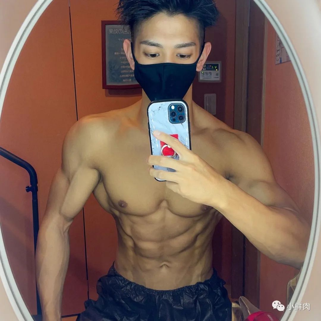推特网红肌肉爸爸私教课卖五百，约的都是男顾客值吗？