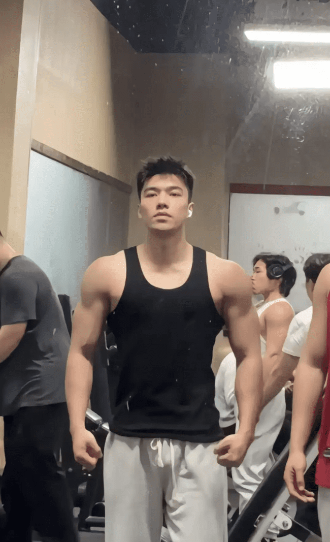 23 岁篮球体育生，让人无法抗拒的完美男友 