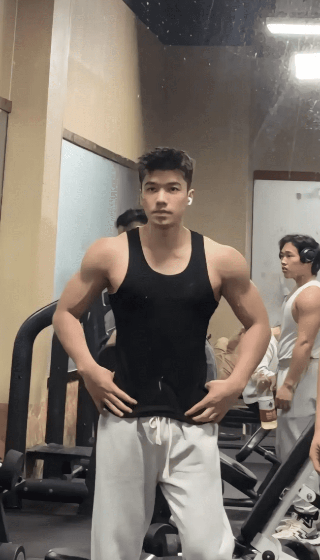 23 岁篮球体育生，让人无法抗拒的完美男友 