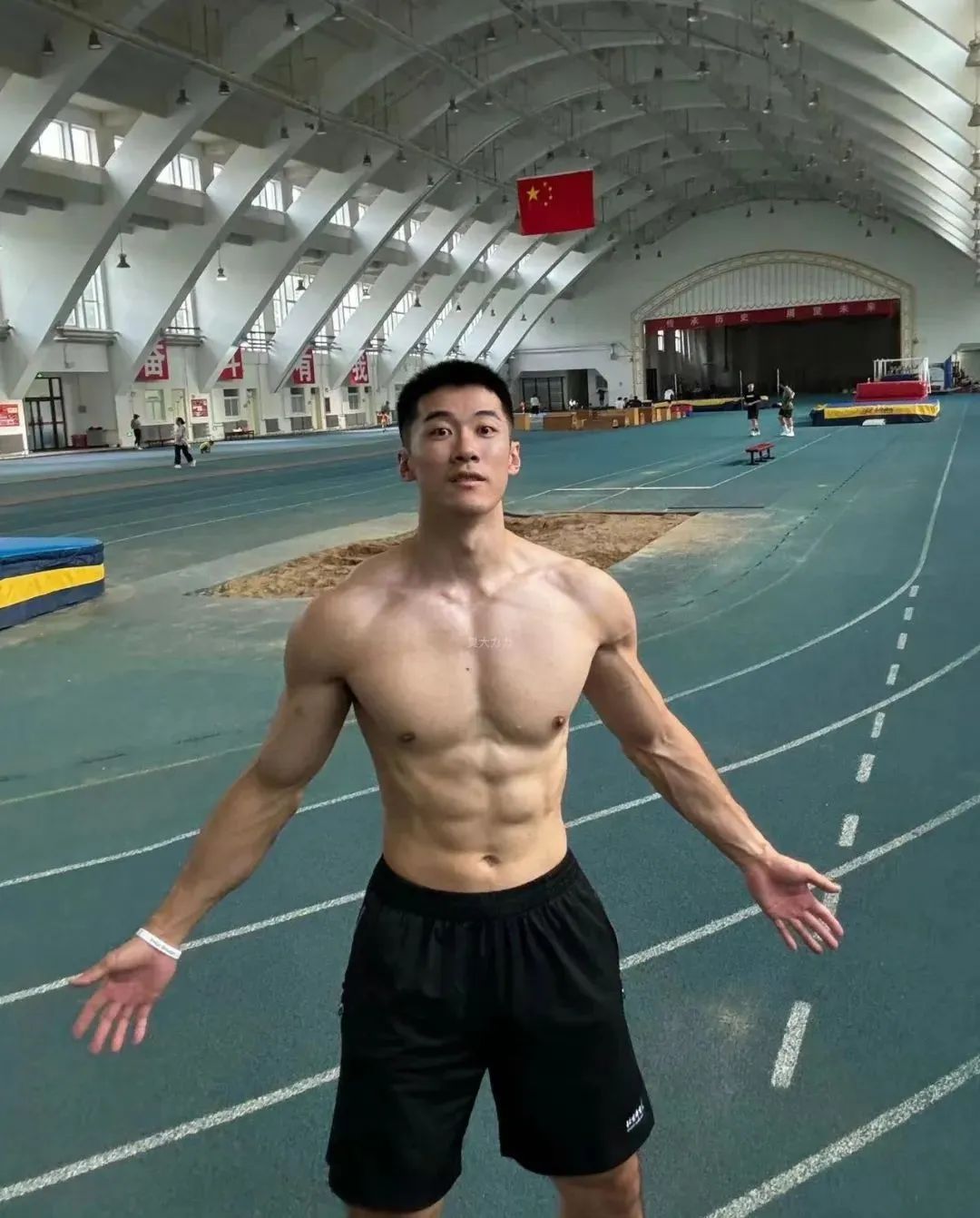 19cm 洗澡肌肉帅哥自拍私照流出，居然不打码！