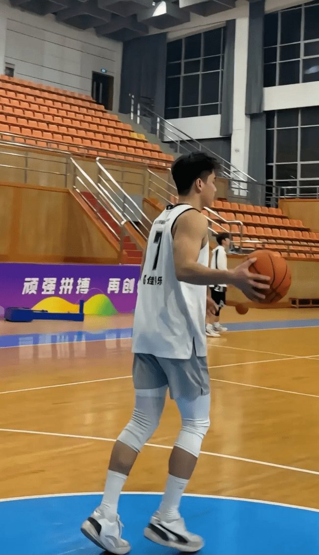23 岁篮球体育生，让人无法抗拒的完美男友 