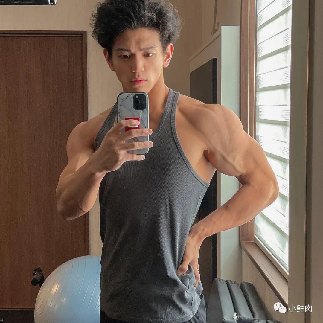 推特网红肌肉爸爸私教课卖五百，约的都是男顾客值吗？