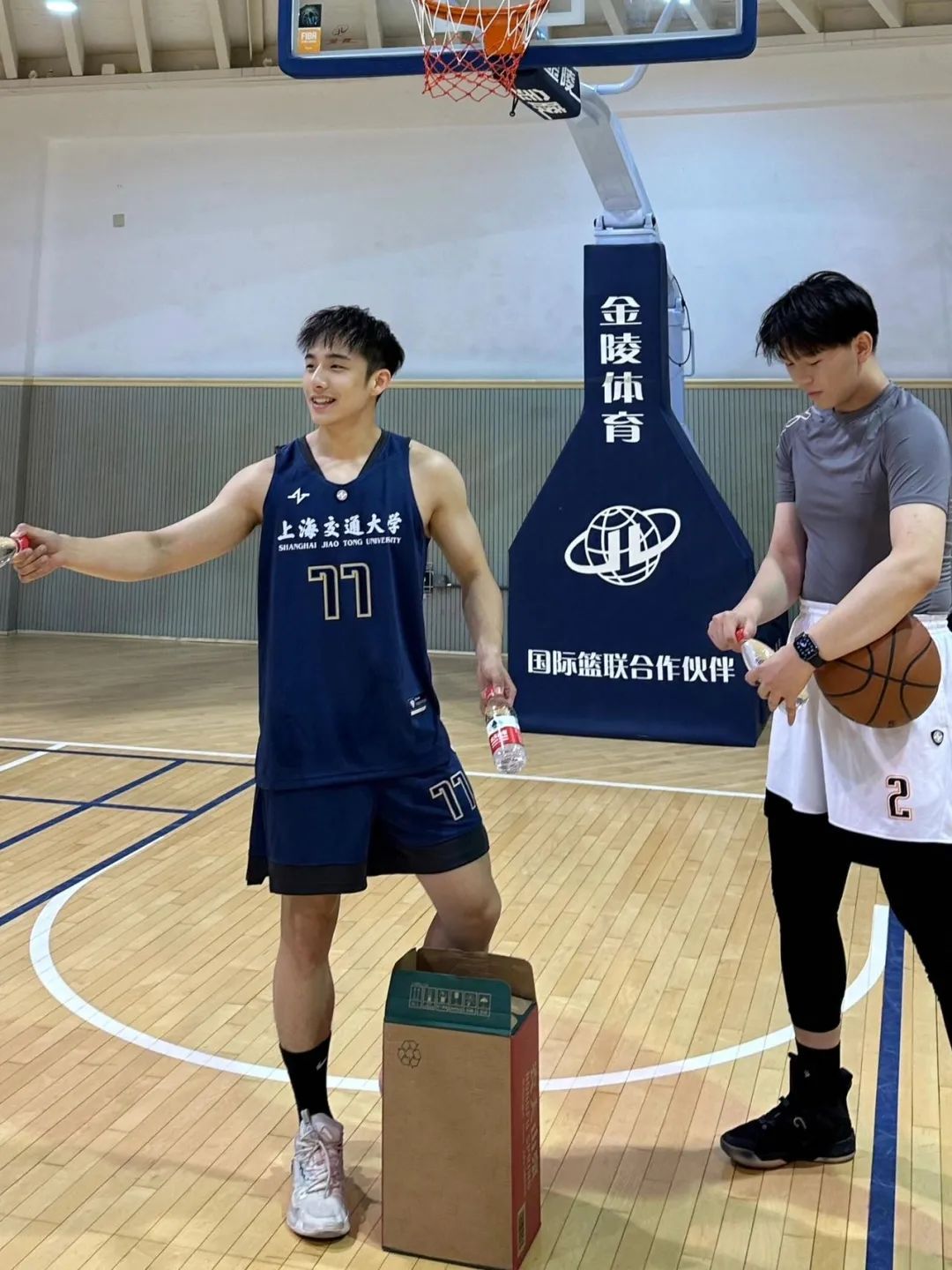  黑袜塞给粉丝，188cm 他的室友都是体育生 